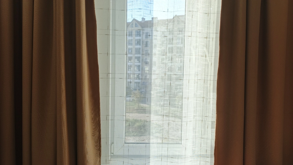 Подслушала, как продавец советовал стирать тюль, чтобы он стал кристально белым. Результат удивит