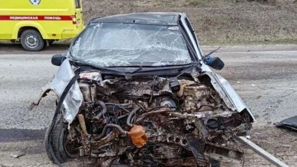 В калужской деревне автомобиль вылетел в кювет и перевернулся после столкновения