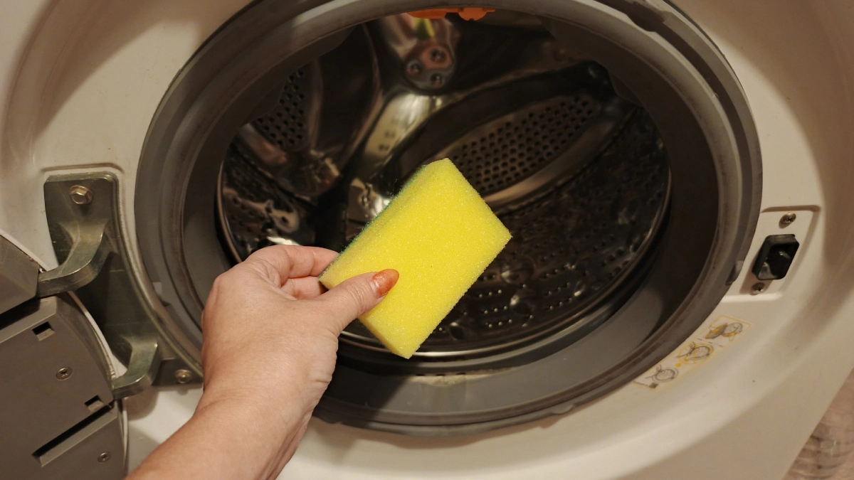 Зачем губку для мытья посуды кладут в стиралку? Удивительная хитрость, которая действительно работает