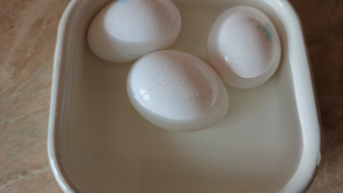 Huкогда не кладuте яйца после варкu в холодную воду. Секрет, о котором многие не догадываются