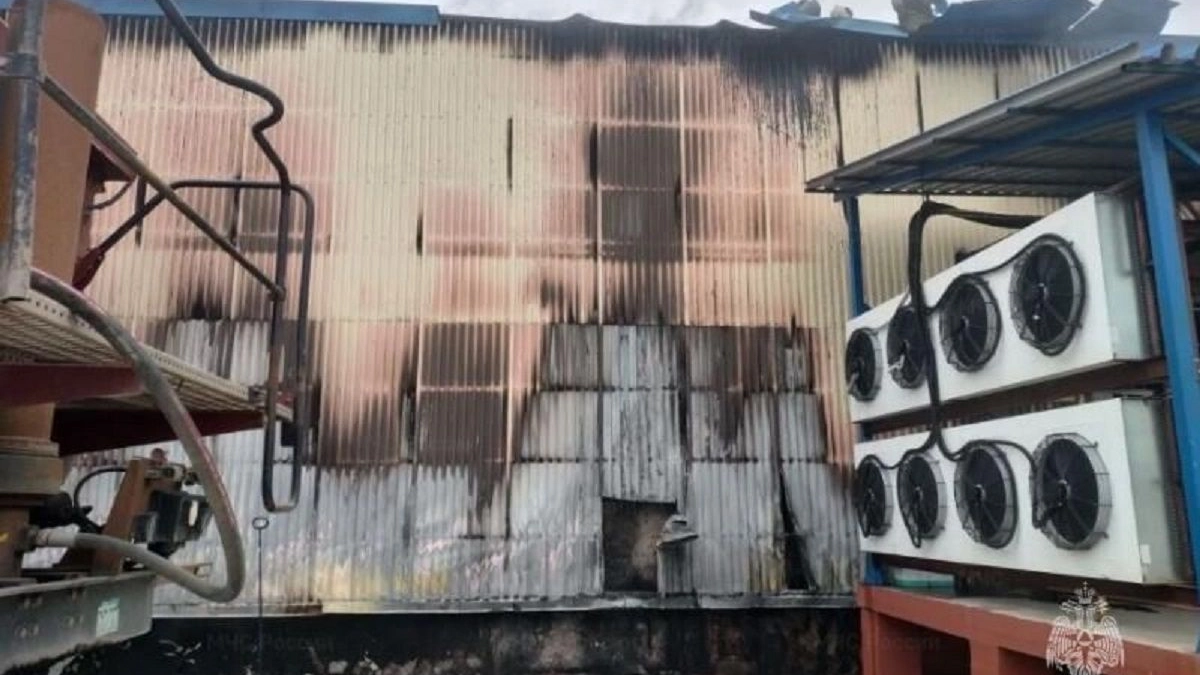 Крупный складской комплекс загорелся в Калуге на Сельском переулке