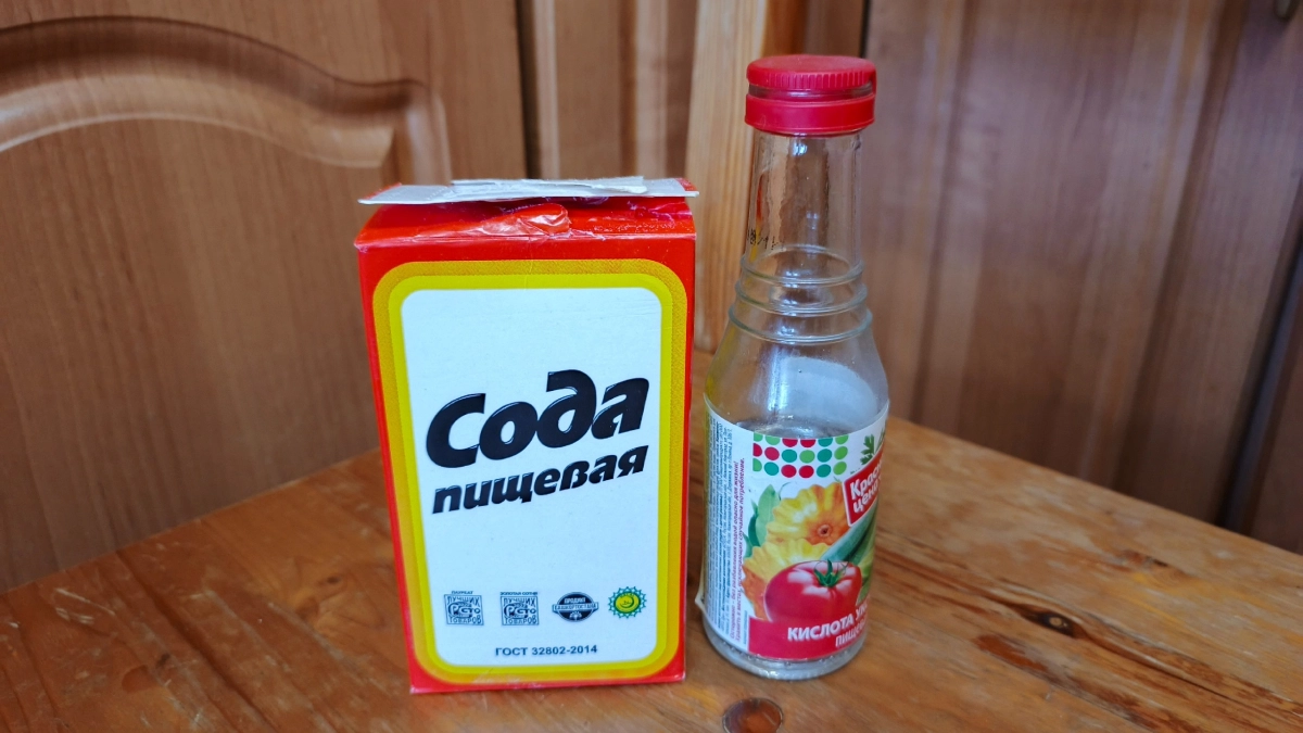 Зачем соду сыпать на коврик в прихожей, а мыло засовывать в носок: 10 хитростей для уборки от хитрых клинеров