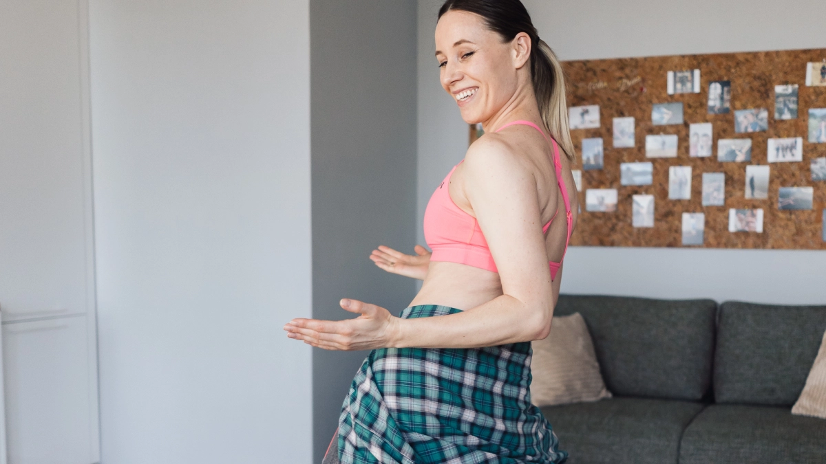 Пузо подтягивается без скручиваний: одно движение на ковре — и "висячка" пропадает всего за неделю 