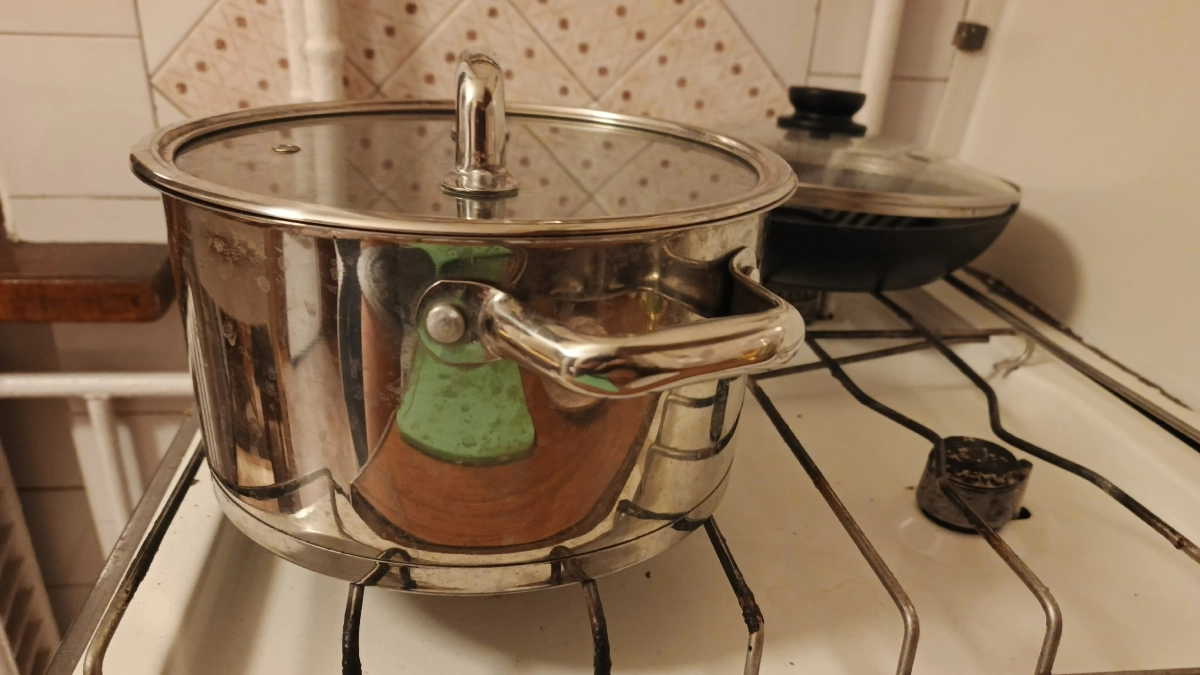 Больше не мучаюсь с нагаром и жиром на сковородках и кастрюлях: узнала лучшие способы для избавления от проблемы