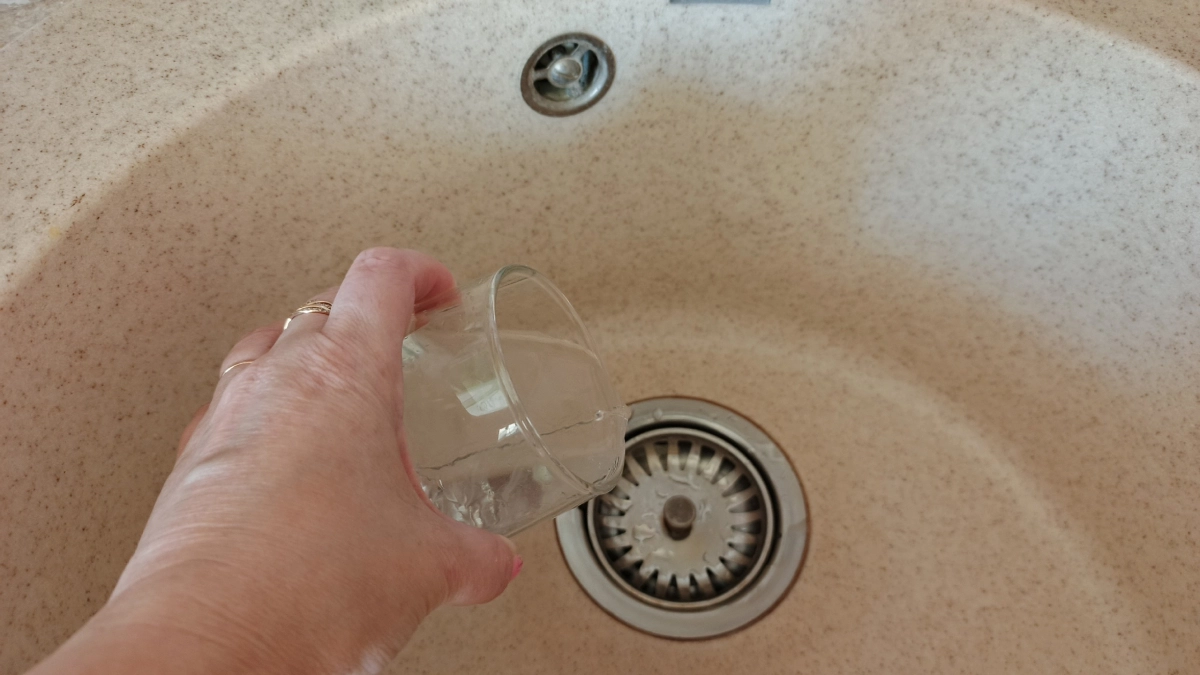 Засор вылетит со свистом: засыпьте в слив раковины 2 ложки этого самодельного средства и просто смойте