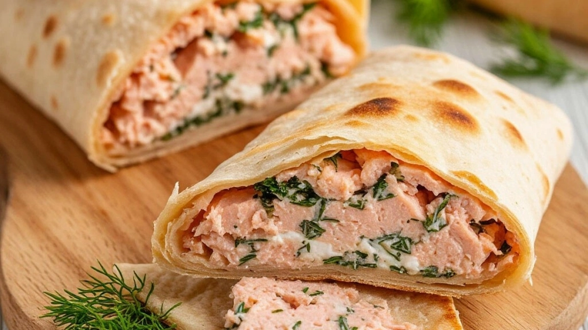 Разминаю горбушу с творожным сыром и зеленью — мажу на лаваш. Нежный рулет к чаю — лучше, чем в ресторане