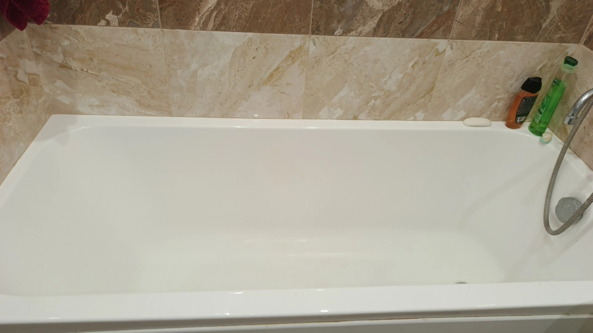 Смешала 3 ингредиента – ванна и унитаз блестят чистотой: эффективнее дорогой химии