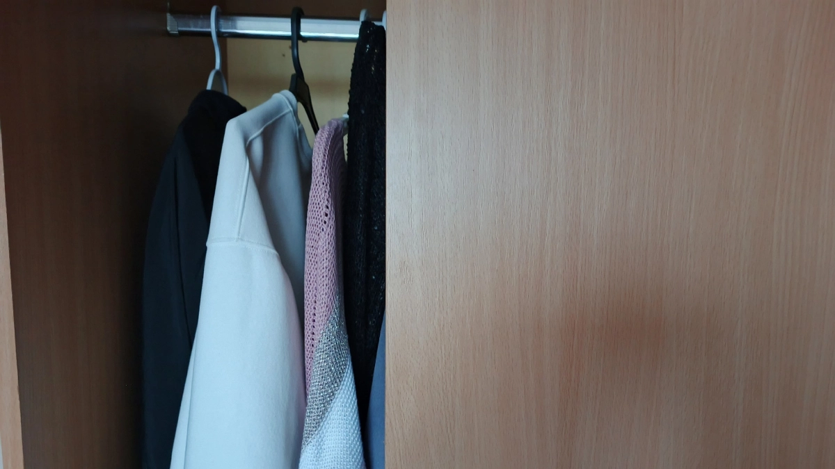 1 минута — и одежда перестает пахнуть затхлым: 3 простых метода вернуть свежесть без химии и дорогих кондиционеров 