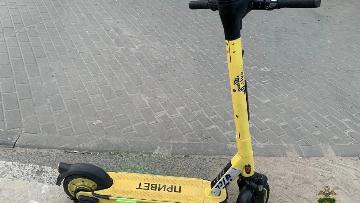 В Калуге 13-летний электросамокатчик с пассажиром попал в ДТП на пешеходном переходе