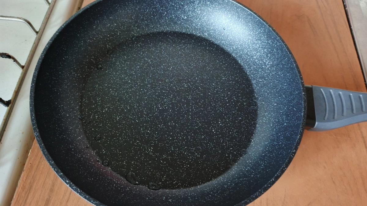 На моей кухне посуда блестит как новенькая: ресторанный метод мытья жирных сковородок без химии