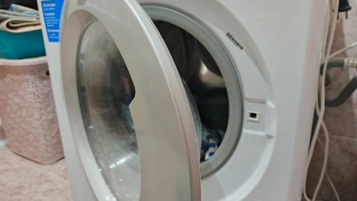 15 лет сыпала до стирки: поняла в 33, как правильно засыпать порошок в машинку — даже жёлтые подмышки станут белее снега