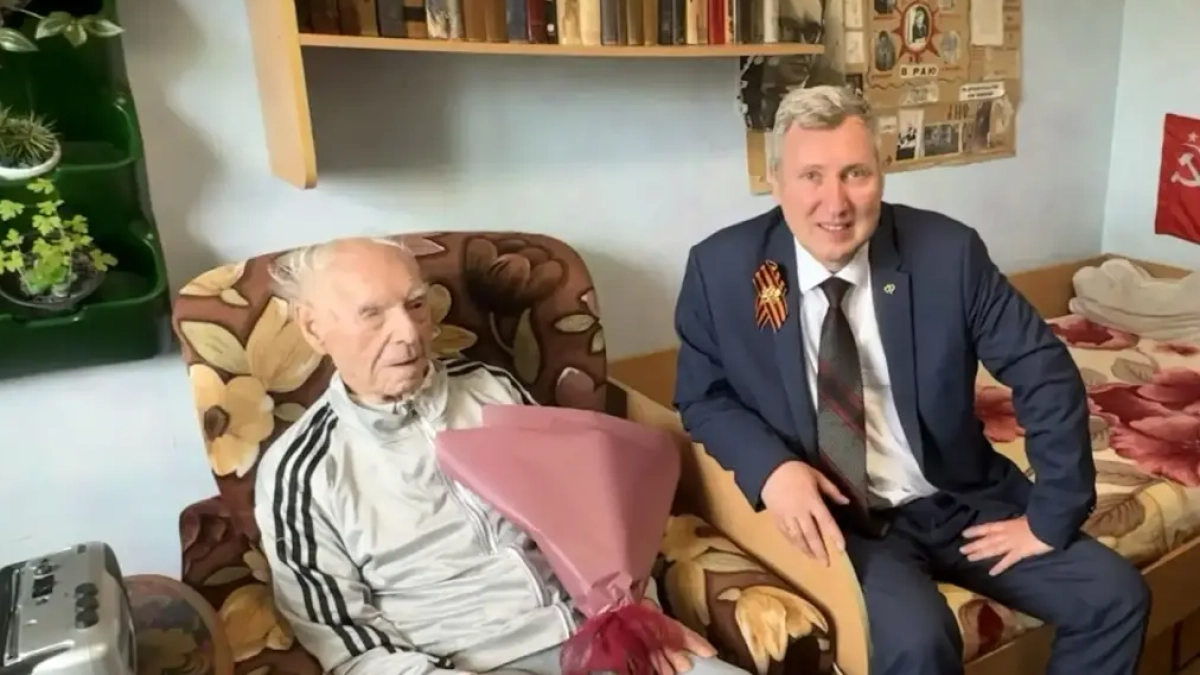 В Калужской области управляющий СФР навестил 100-летнего ветерана Афанасьева и поздравил с Днём Победы