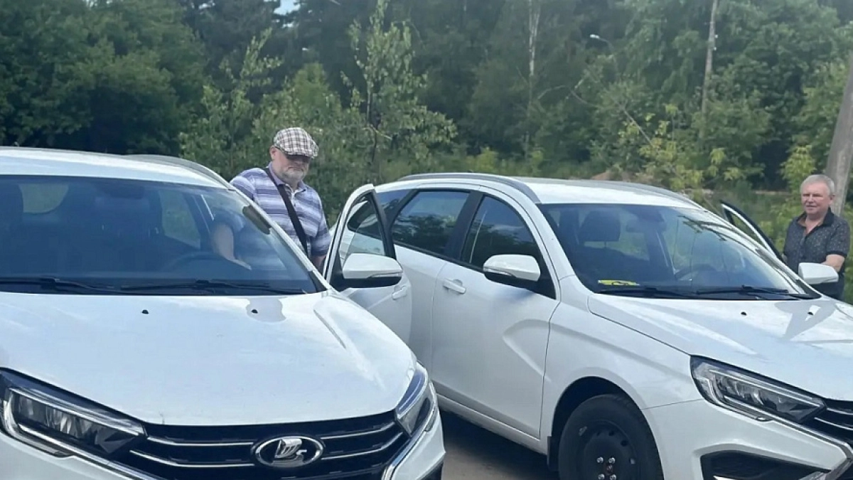 Двум калужанам, пострадавшим на производстве, выдали адаптированные "Лады Весты"