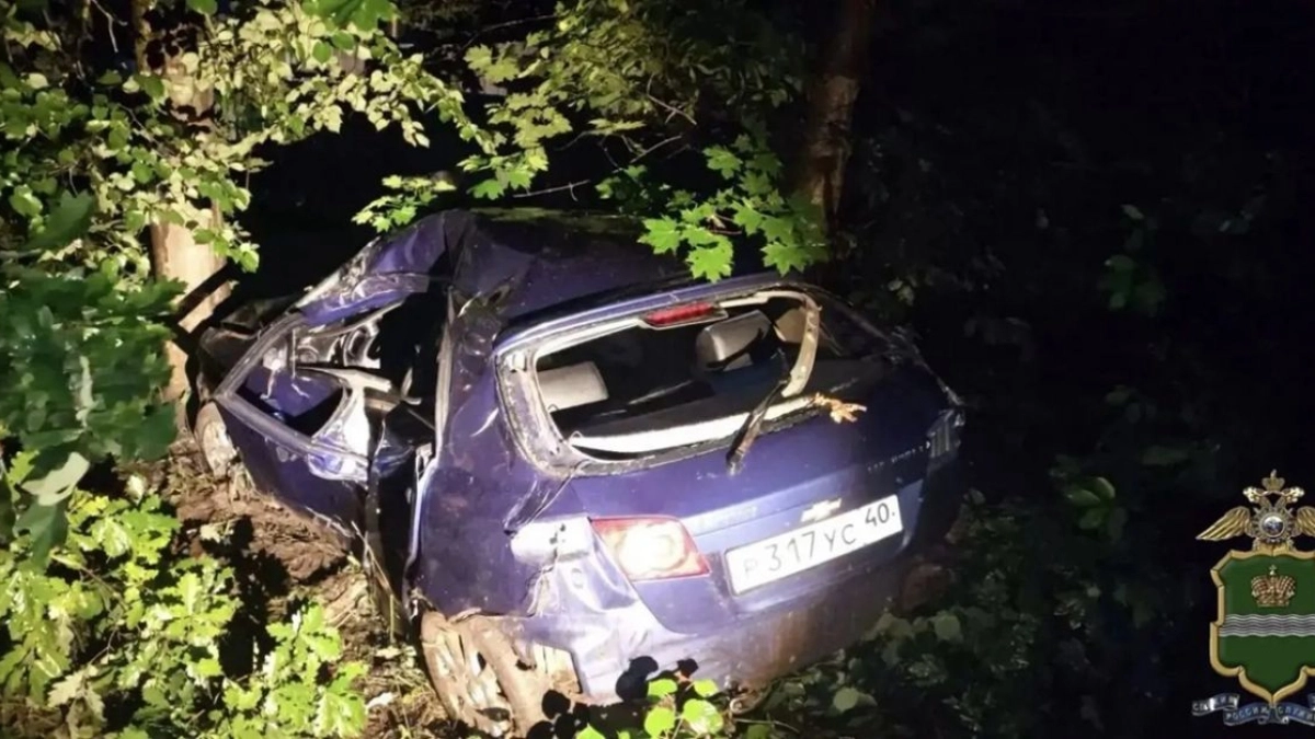 В Калужской области "Шевроле" улетел в кювет и врезался в дерево
