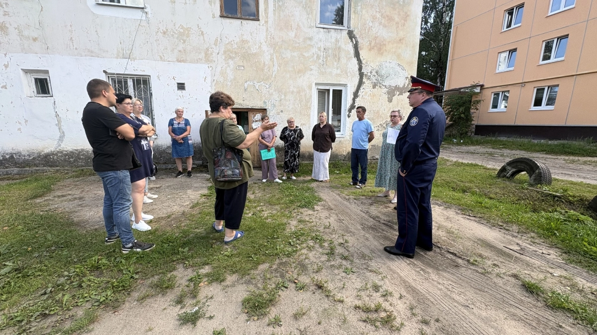 Глава калужского СК лично встретился с жителями аварийного дома в Людинове и пострадавшими дольщиками "Калейдоскопа"