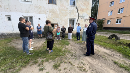 Глава калужского СК лично встретился с жителями аварийного дома в Людинове и пострадавшими дольщиками "Калейдоскопа"